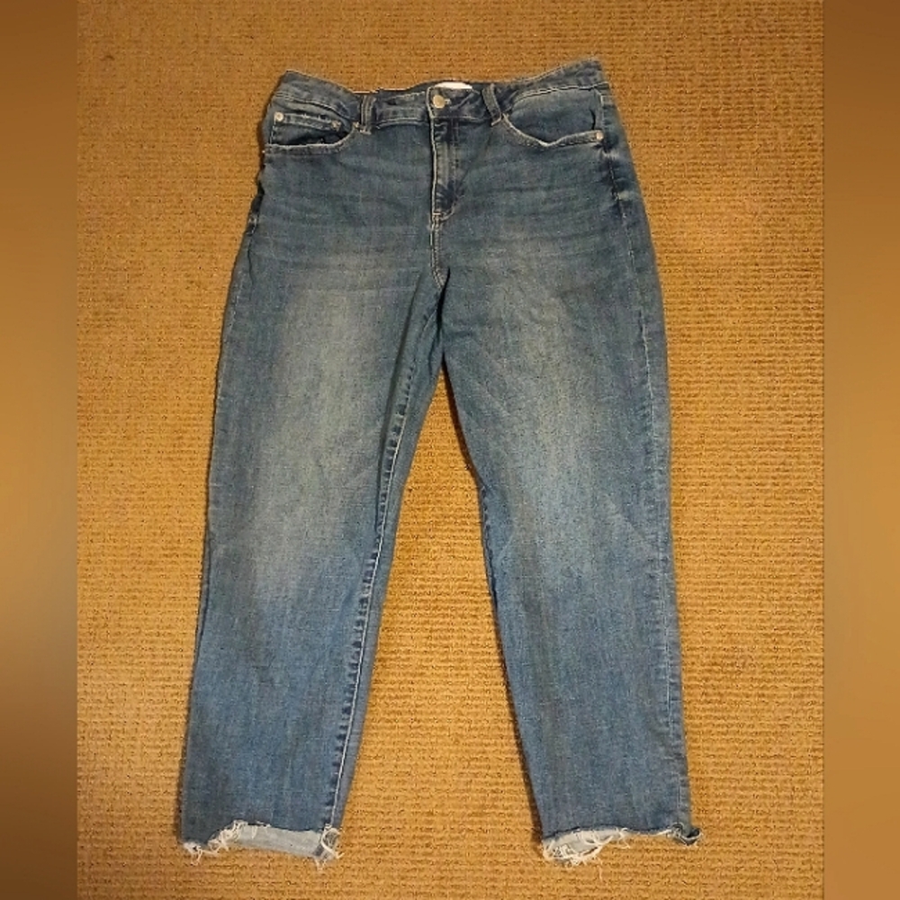 Raw Hem Straight Leg  Stretch Medium Wash Cropped Jeans